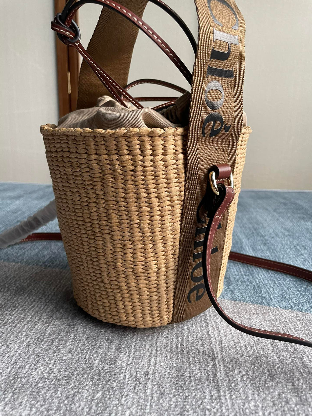 SMALL WOODY BASKET 17 IN NATURAL FIBERS BROWN WEBBING DARK BROWN CALFSKIN