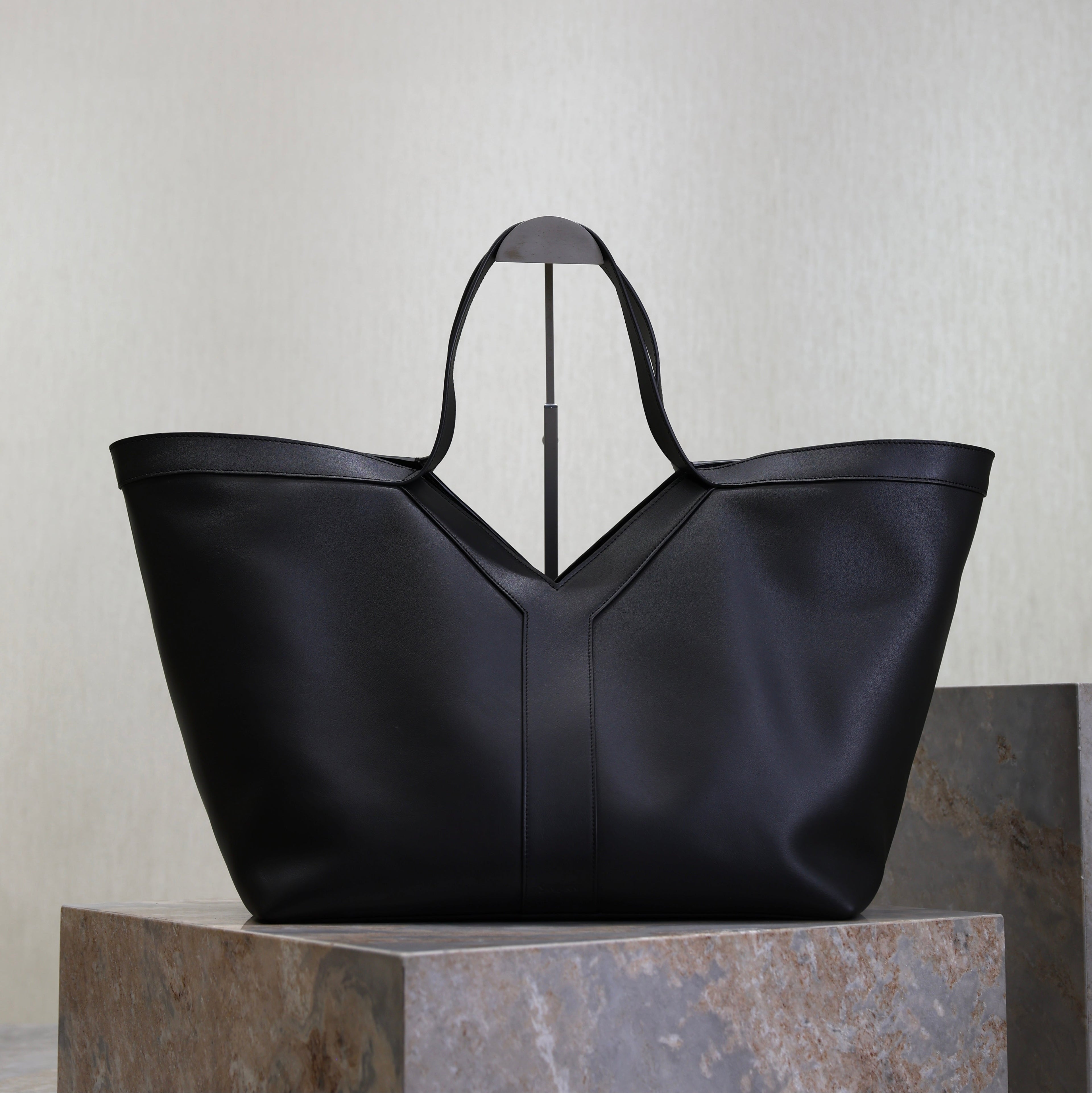 YSL 25S Y TOTE 50 IN BLACK CALFSKIN GOLD HARDWARE