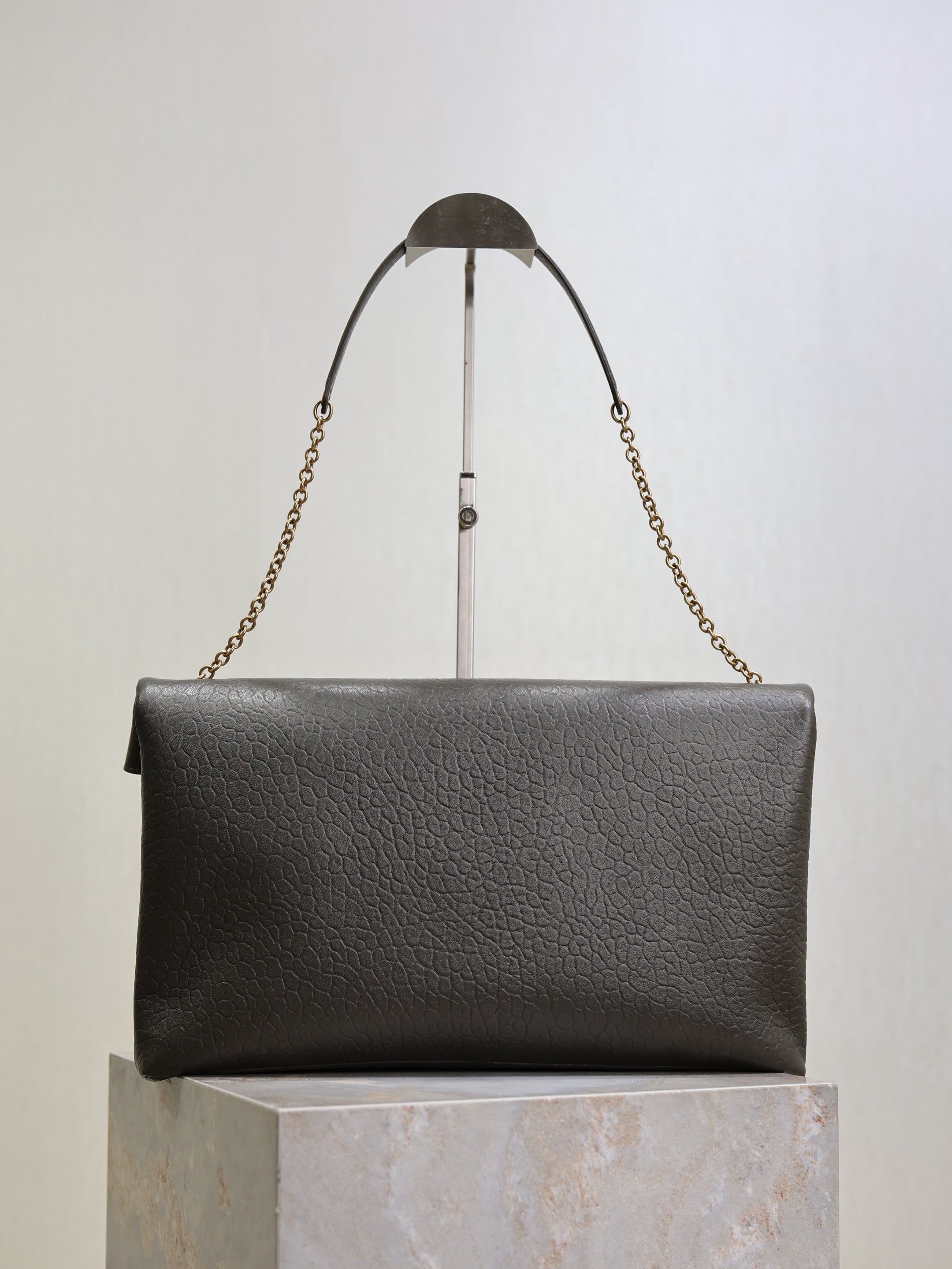 YSL 25S CASSANDRE ENVELOPE MESSENGER 35 IN LIGHT MUSK LAMBSKIN GOLD HARDWRE