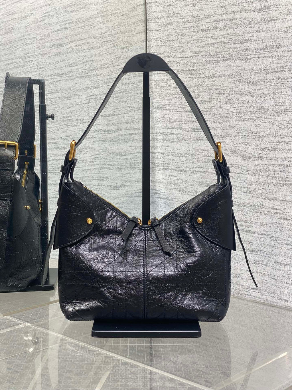 DIOR 25S SMALL VOYAGE BAG 23 IN BLACK FLAT MACROCANNAGE GRAINED GLOSSY CALFSKIN