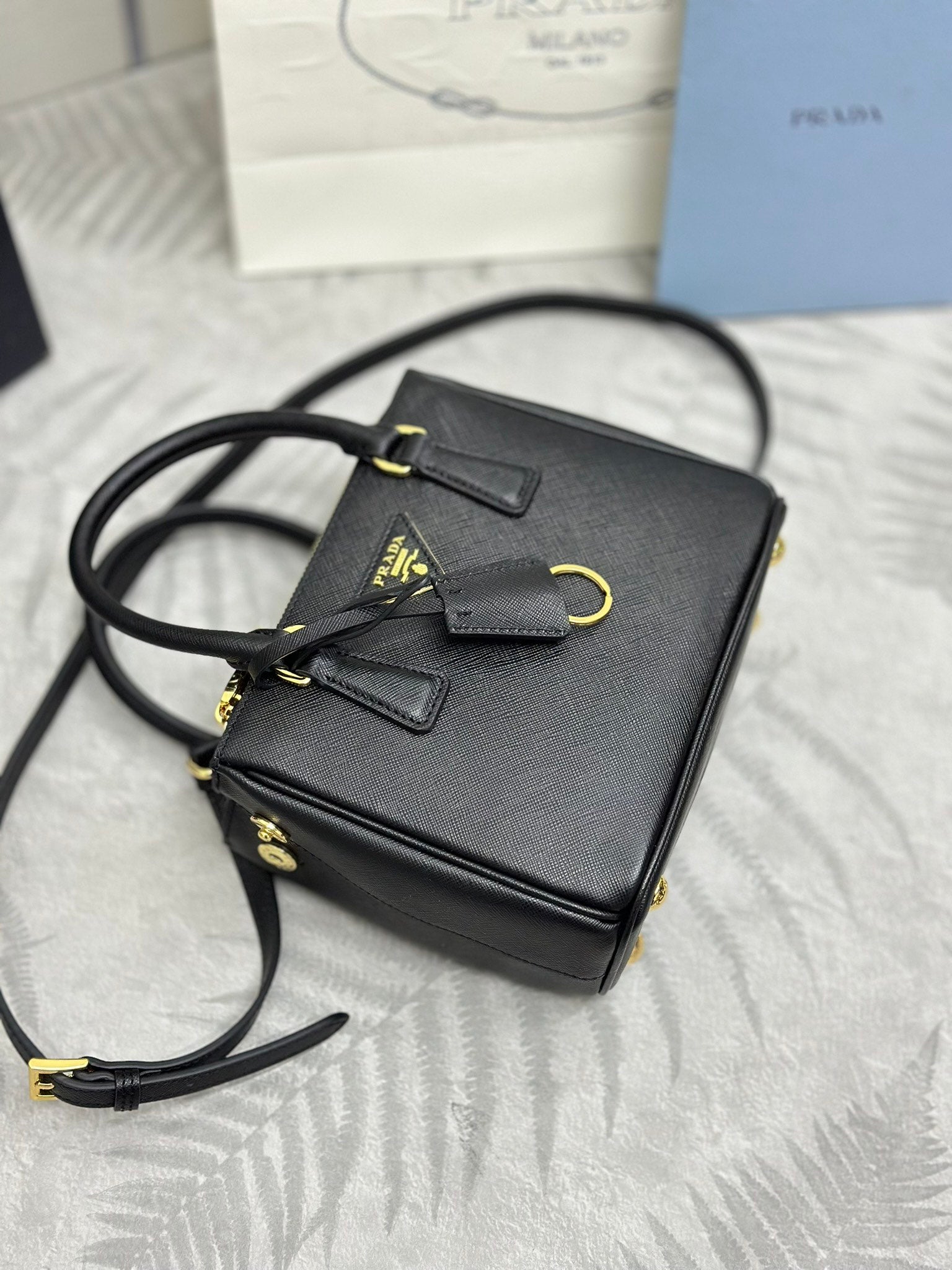 PRADA 25S GALLERIA MEDIUM BAG 20 IN BLACK CALFSKIN GOLD HARDWARE