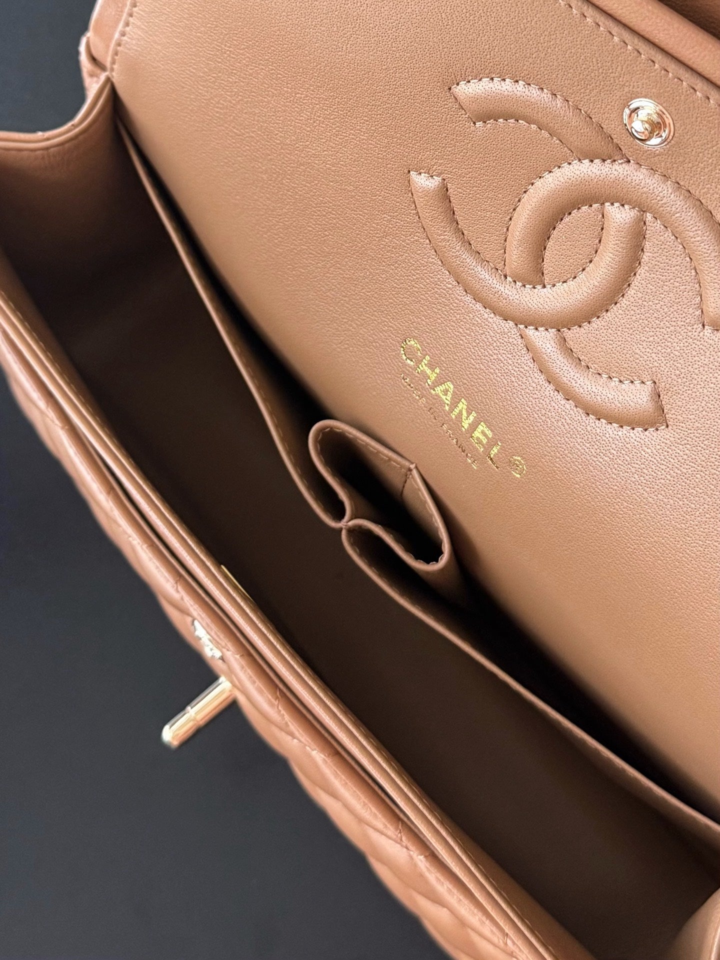 CHANEL 25S CLASSIC FLAP BAG 25 CM IN LIGHT BROWN LAMBSKIN WITH GOLD HARDWARE