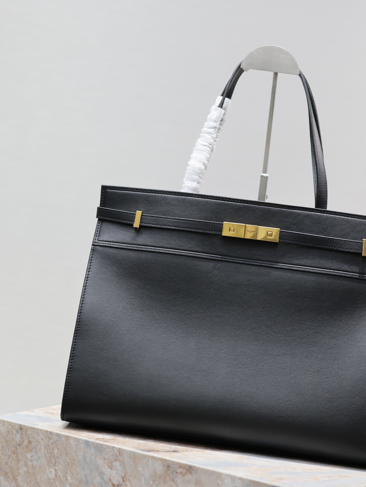 MANHATTAN SHOPPING BAG 40 IN BLACK SMOOTH LAMBSKIN GOLD BUCKLE