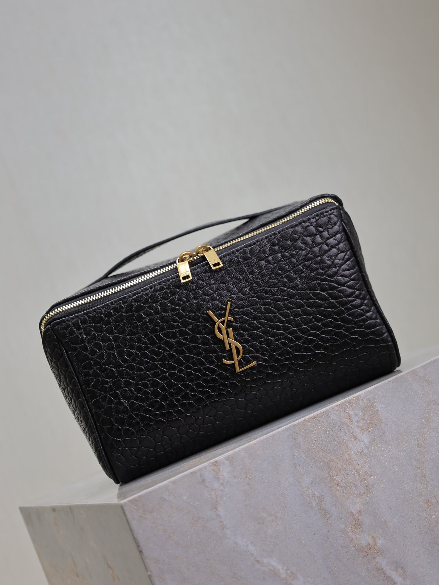 COMESTIC POUCH IN BLACK LAMBSKIN GOLD LOGO